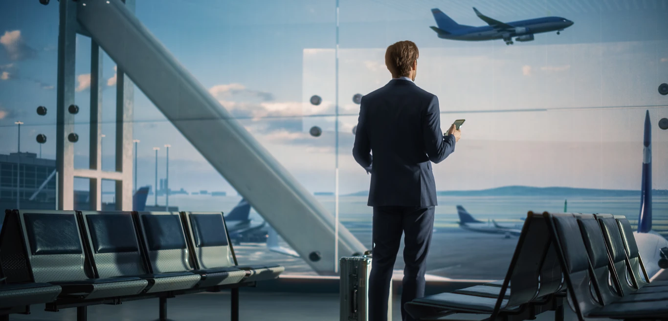 Forretningsreisende på flyplass – reisebyrå for bedrifter som sikrer firmareiser med presisjon og full kontroll.